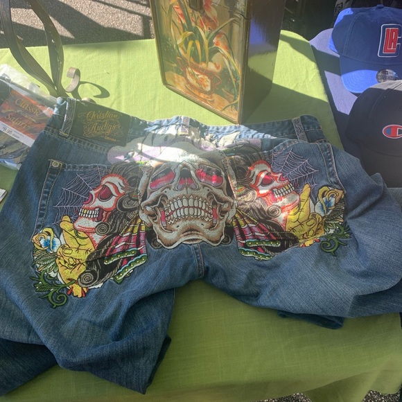 There 40 x 32 - Picture 2 of 2